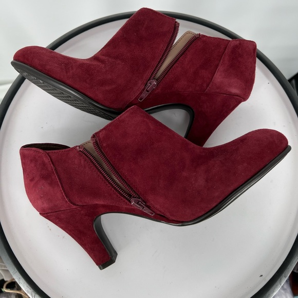 AEROSOLES ESCAPE NWOT‎ Elegant Burgundy Suede Ankle Boots w/gold fashion buckle - Picture 7 of 9